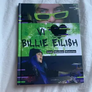En helt ny Billie eilish bok som är på svenska. Köpt för några veckor sedan. Valde att inte behålla den eftersom att jag har läst den så många gånger❤️