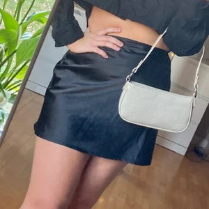 Satin kjol - Svart kjol från chiquell. Strl small. Bjuder på frakt ;)