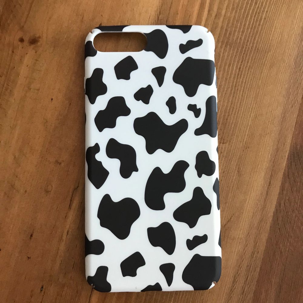 **NOTE: I AM SELLING TWO KO MOBILSKAL— THIS ONE IS BRAND NEW AND A DIFFERENT PATTERN** Brand new condition, new in original packaging, never used MOO PRINT COW CASE from Shein for IPHONE 7/8 PLUS. Hard shell case. I have way too many cow phone cases so I’m selling. Several cow cases. Brand new item. New in package. Happy to bundle. Will gladly take more pics and measurements. Smoke and pet free storage space. No other flaws to note. . Accessoarer.