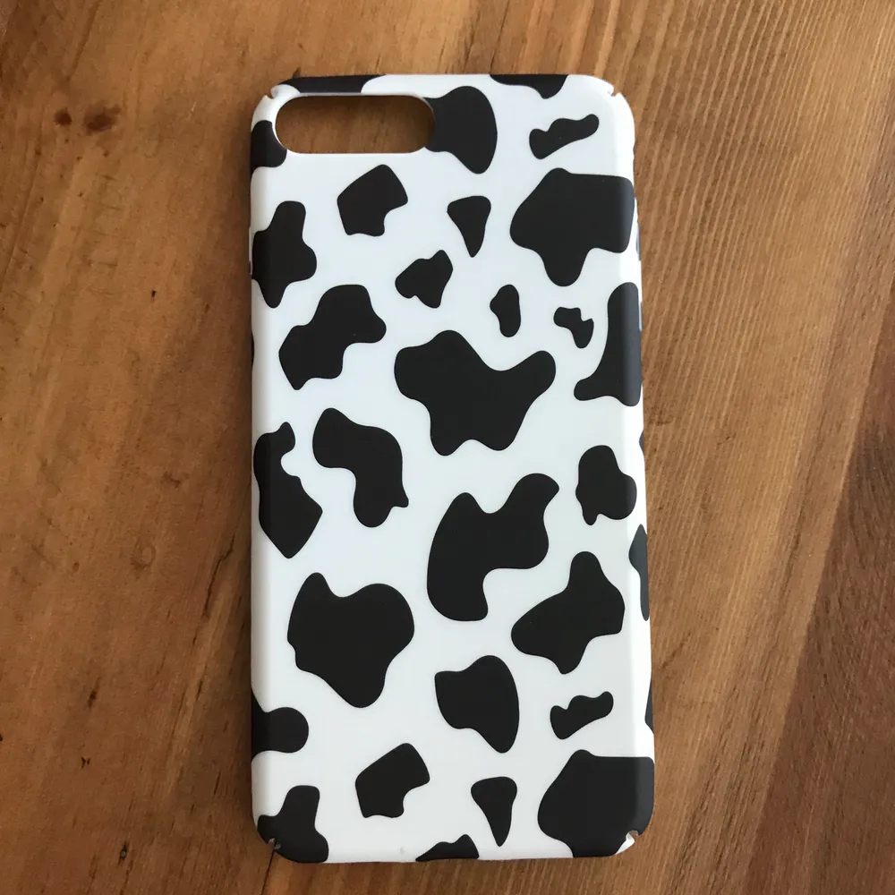 **NOTE: I AM SELLING TWO KO MOBILSKAL— THIS ONE IS BRAND NEW AND A DIFFERENT PATTERN** Brand new condition, new in original packaging, never used MOO PRINT COW CASE from Shein for IPHONE 7/8 PLUS. Hard shell case. I have way too many cow phone cases so I’m selling. Several cow cases. Brand new item. Happy to bundle. Will gladly take more pics and measurements. Smoke and pet free storage space. No other flaws to note. . Accessoarer.