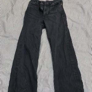 Mobil jeans 300kr - Säljer mina mobil jeans storlek 24 pågrund av att dem är försmå, bra skick, använda några gånger, ljuset är super konstigt på bilderna, pris 300kr samt 30kr i frakt, pris kan diskuteras😜