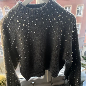 Stickad tröja  - Stickad tröja, kortare modell, sitter väldigt snyggt på 