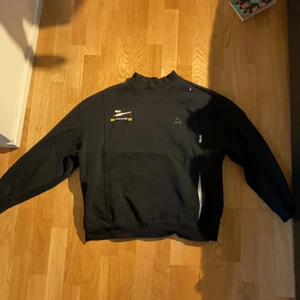 Oversized ader error crewneck - Svart mysig oversized kofta i kollaboration mellan koreansna streetwear märket ader error och puma. Massa coola detaljer och snygg passform. Buda gärna!