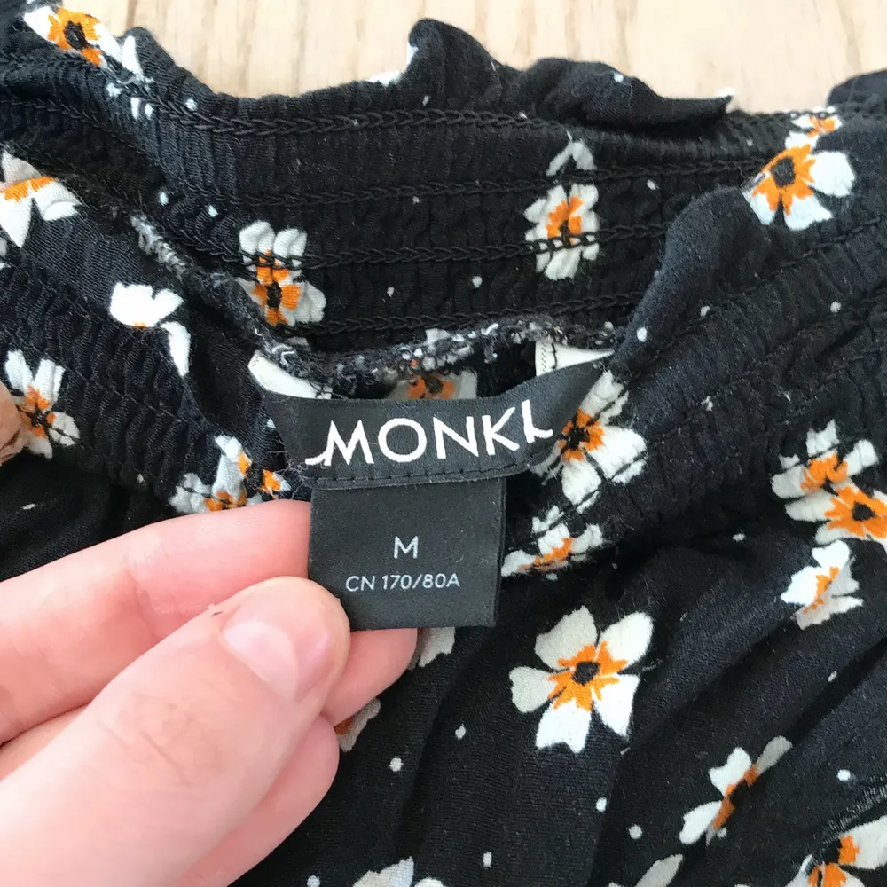 Blommig kjol från Monki, använd 2 ggr. Storlek M.✨. Kjolar.