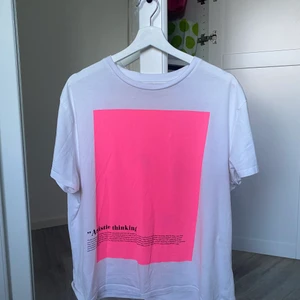 Somrig t-shirt från pull&bear - Världens snyggaste tröjan från pull&bear. Har en neon-rosa ruta på mitten av plagget & en svart text i det högra nedre hörnet 💓 Tröjan är i storlek M & sitter lite oversized! Använd 1 gång alltså som ny! ☺️