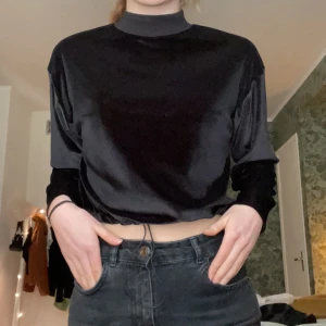 Svart sammetströja från topshop - Jätteskön, mysig, svart sammetströja från topshop i strl 36. Lite högre i kragen, samt justerbar resor i midjan som man ser på bilden. Köparen står för frakten❤️