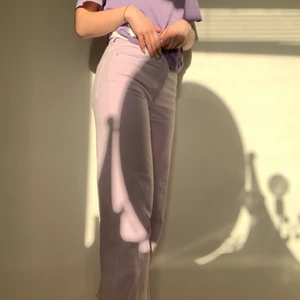 Ljuslila jeans - Såå fina jeans från weekday. Köpta förra våren men endast använda 1 gång! Storlek 27 (36)