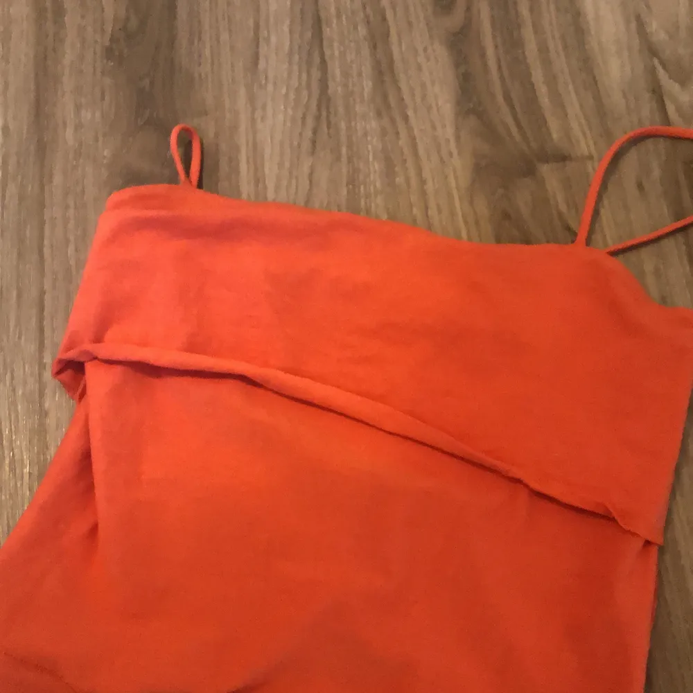 Ett oranget linne med dubbeltyg på insidan, inte genomskinlig. Använd 1 gång på skolavslutningen, säljer pga för att den inte kommer till användning. Köpt på Gina i storlek XS/S. Kan möta ifall du bor i Göteborg. . Toppar.