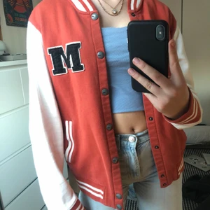 College jacka - Populär college jacka som jag inte alls använt då den inte riktigt är min stil,inga ”defekter” buda i kommentarer och skriv gärna till mig om du har några frågor