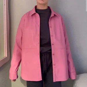 as ball jacka - säljer denna as snygga jacka/skjorta i skinn från MQ, helt ny aldrig använd! Nypris runt tusenlappen, säljer för 200kr!