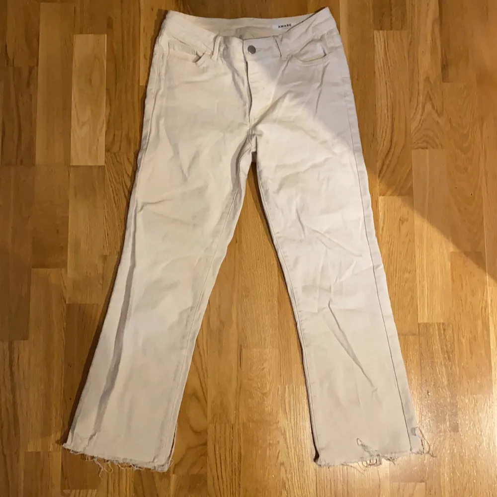 Krämvita croppade jeans från Aware, Vero Moda. Jeansen har storlek 27 i midjan och 30 på längden. Använda ett fåtal gånger :). Jeans & Byxor.