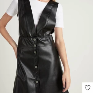 Cool skinnklänning - säljer denna as coola skinn klänning! Men inte riktigt min stil :( helt ny ligger i förpackningen. Kan inte skicka tillbaks den därför säljer jag den här! Storlek M. Köpt på Zalando från märket Tezenis. funkar alla årstider beroende på hur man stylar den!