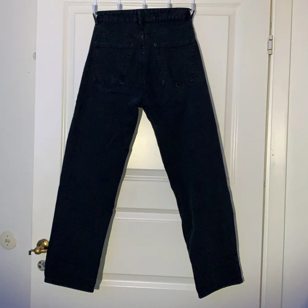 Ett par svart mom jeans från Zara storlek 34. Jag är 155 cm lång. Kontakta om frågor/ mer information. . Jeans & Byxor.