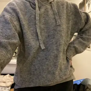 Stickad grå hoodie köpt i Paris, vet ej märke! Jag har vanligtvis S och är 177 cm