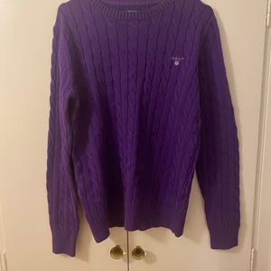 Kabelstickad tröja från GANT - Kabelstickad tröja från GANT i storlek S. Aldrig använd orginalpris 1300.