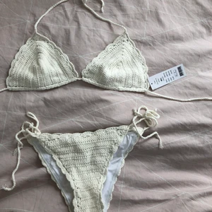Virkad bikini (ny) - Helt ny!! Virkad, benvit bikini från ginatricot. Lapp och hygienplast sitter kvar 😊 Nypris 399kr
