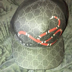 Gucci keps strlk M - ÄLTA KEPS!! Denna är använd ett år gånger men är som ny det är en väldigt fin och unik keps säljer den för jag änvänder den inte alls längre utan den ligger bara så tänkte att det är bättre om man blir av med den till någon som har användning utav den! Tyvärr så finns inget kvitto med på denna men kartong och påse finns med.