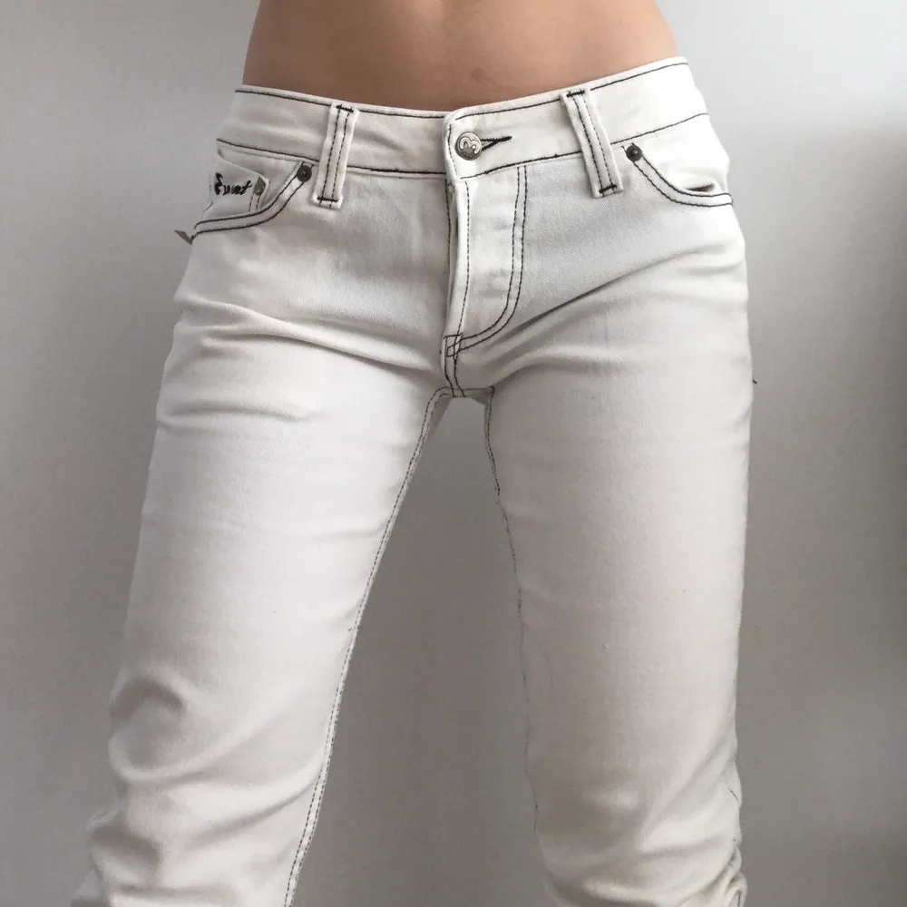 🌏SPÅRBAR FRAKT PÅ 66KR TILLKOMMER🌏 Så himla snygga vita jeans med kontrastsömmar och detaljer på bakfickan som är helt nya och har lapparna kvar. Fick dessa av mammas kompis men måste dessvärre sälja eftersom de är något för stora på mig som är W25, skulle säga de lutar åt W26. Tveka inte på att kontakta mig om du undrar något!. Jeans & Byxor.