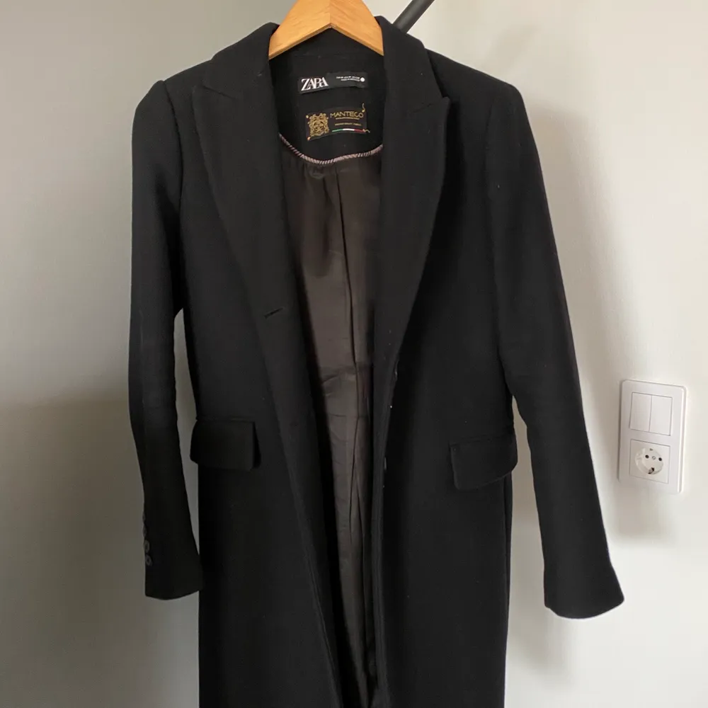 Fin svart kappa köppt från Zara, sparsamt använd väldigt bra skick. Har du frågor eller fler bilder önskas bara hör av dig💕. Jackor.