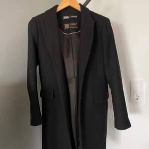 Fin svart kappa köppt från Zara, sparsamt använd väldigt bra skick. Har du frågor eller fler bilder önskas bara hör av dig💕