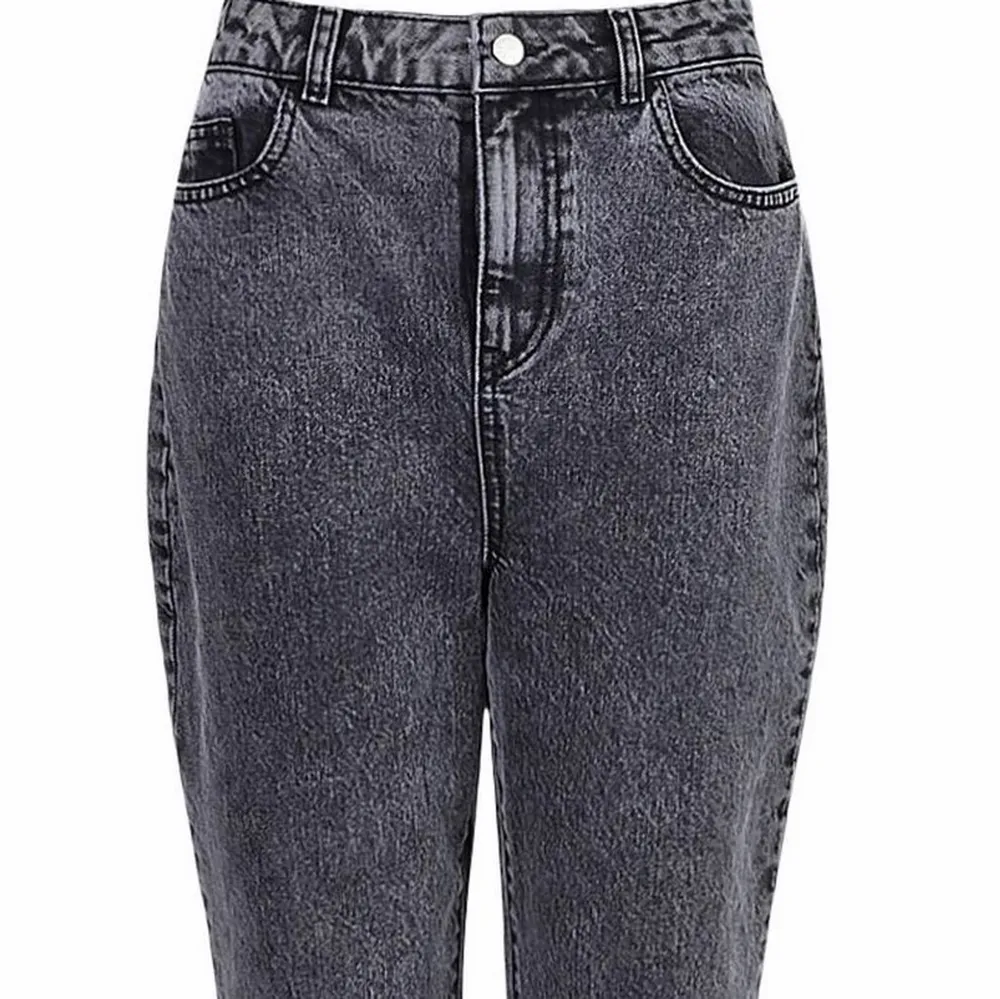 Jätte snygga jeans som tyvärr är för stora för mig. Dem är långa i modellen och passar bra på dem som är 170 över... för mer info och bättre bilder skriv privat💗. Jeans & Byxor.