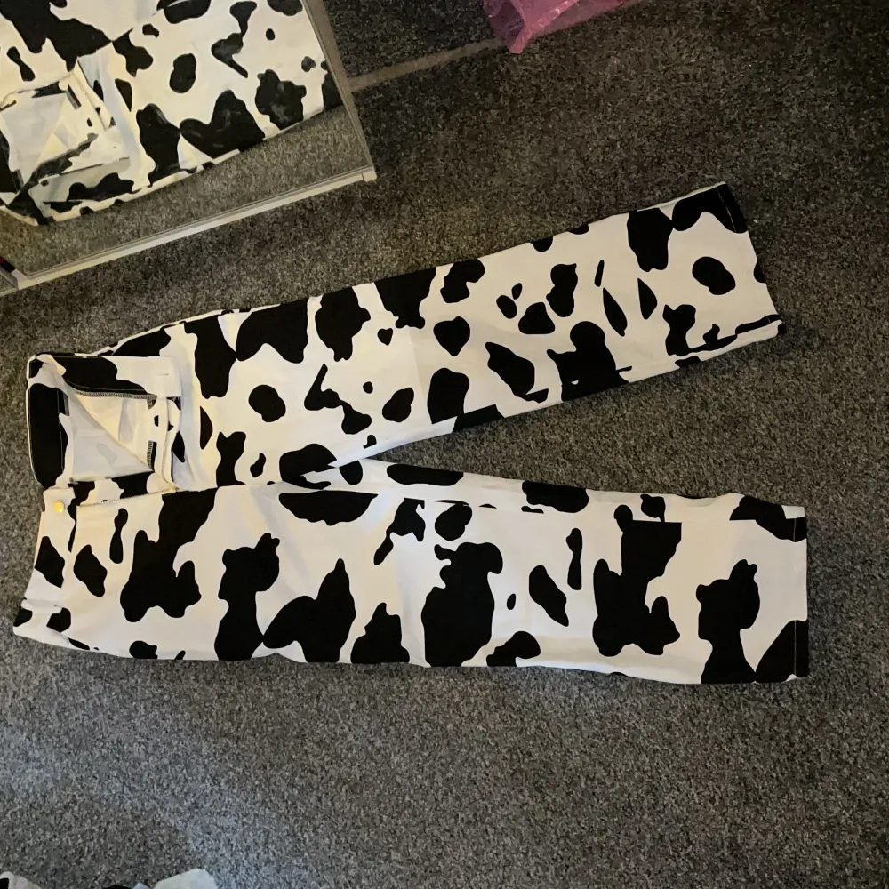 Cow print pants från SHEIN, oversized, aldrig använda🥰 köparen står för frakten✨. Jeans & Byxor.