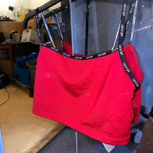 Levis topp  - Röd topp från Levis🥰, köpare står för frakten✨
