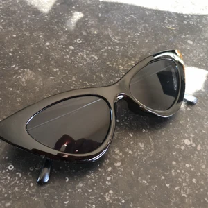 Kattiga solglasögon  - Riktigt snygga brillor som tyvärr aldrig kommer till användning. Ska ej finnas några repor på glasen!🥰mer info skriv privat!