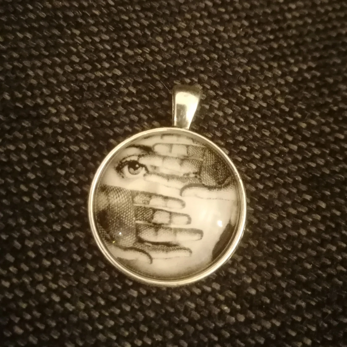 Halssmycke med Fornasetti motiv