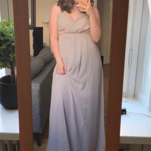 Balklänning  - Jag säljer en jättefin och simpel balklänning från Bubbleroom. Den är i en fin lila färg och knyts runt midjan i bak. Den är använd en gång. Storlek 38 Nypris 580kr Jag säljer klänningen för 400kr. Priset går att diskuteras.