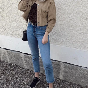 Jeans - Säljer dessa snygga jeans från h&m då dom aldrig kommer till användning längre. Dom sitter ganska tight men ändå med en relaxed fit. Jag är 174 cm. 