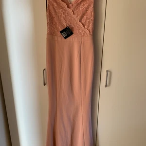 Rosa balklänning  - En jätte fin balklänning från Nelly i en rosa färg. Storleken är 36. Passar perfekt till bal. Säljer pågrund av hittade en annan till min bal. Köparen står för frakten. Dragkedjan går bara dit som ni ser på bilden på grund av att den gick sönder och jag behövde sy men den funkar annars jätte bra.