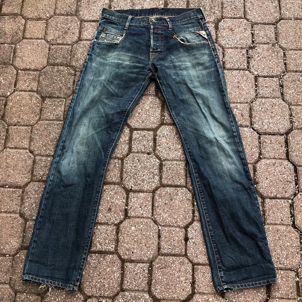 Ett par Replay-jeans i okej skick. De har en rak passform. Priset inkluderar inte frakten. Tar swish.. Jeans & Byxor.