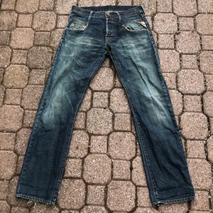 Jeans - Ett par Replay-jeans i okej skick. De har en rak passform. Priset inkluderar inte frakten. Tar swish.