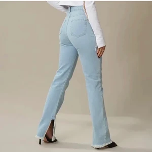 Jeans med slits - Jättefina blåa jeans med slits nertill, från Hanna Schönbergs kollektion för NA-KD, supersnygga! Använda endast 2 gånger💗 storlek 42 men passar även 40