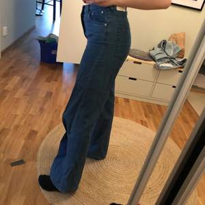 Mörkblå jeans från weekday i ace modell, vida i benen och i mjukt jeans material 
