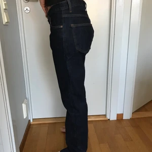 Mörkblåa crocker jeans  - Säljer dessa lågmidjade jeans från crocker, som jag köpt second hand. Säljer eftersom att de är en aning för stora på mig. Modellen på bilden är 167 cm lång (men byxbenen kan man självklart vika upp så att det passar sin egna längd), och modellen har i vanliga fall storlek s i byxor. Budgivning sker vid många intresserade ❤️ kan antingen skicka via posten eller mötas vid Stockholm city!