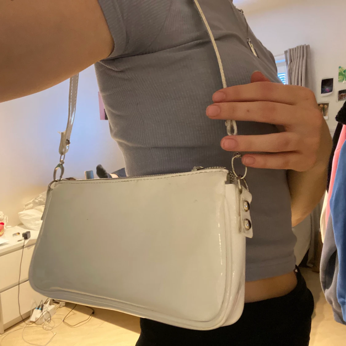 Glansig vit väska  - 91
