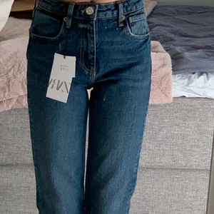 HI-RISE ANKLE LEGHT BLUE JEANS - Säljer dessa riktigt fina jeansen från Zara, köpte dem på Zaras online sida men när jag sedan fick hem jeansen så märkte jag att de ej passade mig därav helt oanvända och har lappen kvar💕