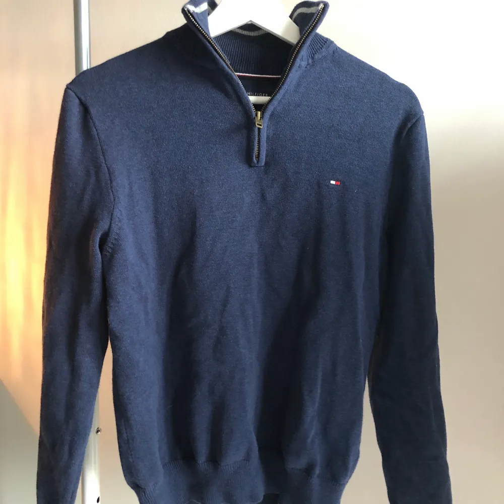 En zip-up sweater från Tommy Hilfiger i storlek Small (true to size), den är i ett superskick utan några flaws alls. Inköpt i Kanada för Ca 3-4 år sen men har på senare tid blivit för liten, allmänt fräsch tröja🔥. Tröjor & Koftor.