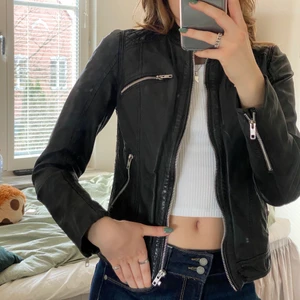 Skinnjacka  - En svart cool skinnjacka från märket rockandblue. Nypris på jackan är ca 2500kr och fortfarande väldigt bra skicka. Vanligtvis bär jag storlek S/36 :)! (frakt tillkommer på 66kr) 