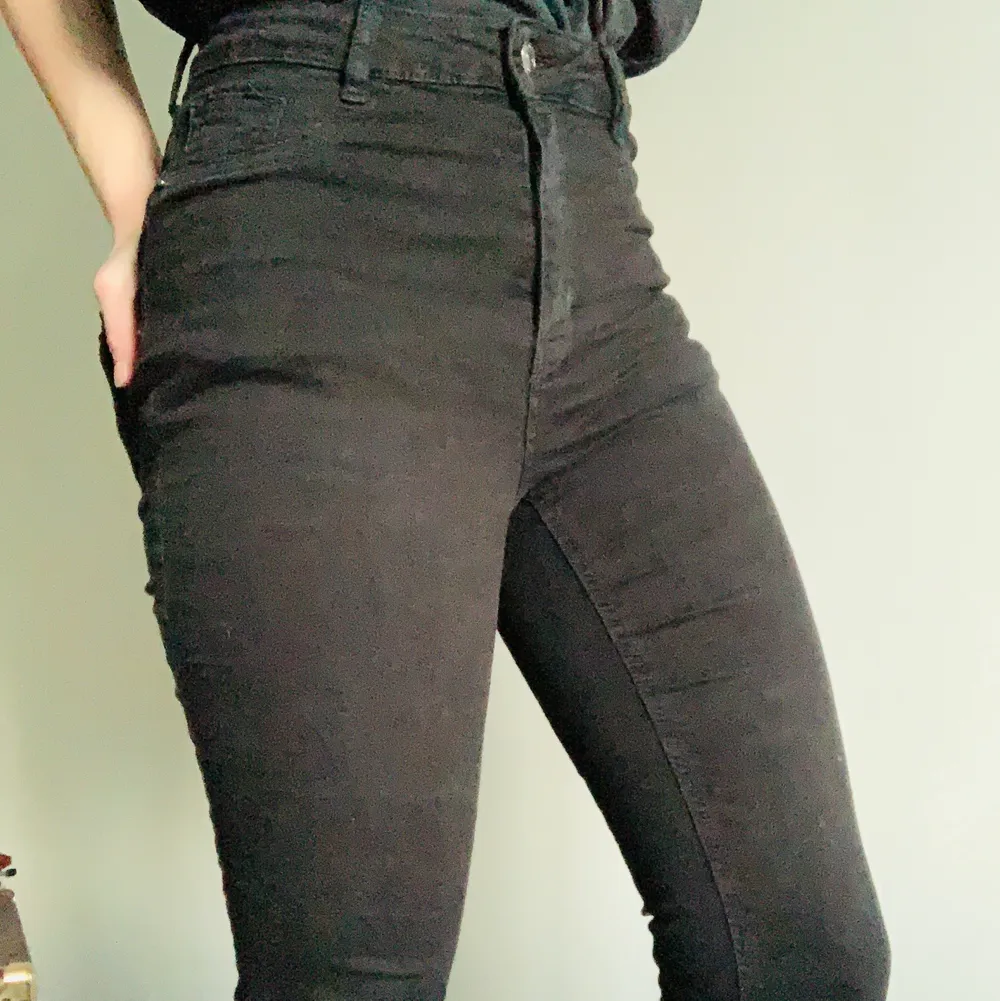 Tajta svarta suuupermjuka jeans! Nästan så att det måste vara jeggings.. storleken är M men jag har S och de sitter fantastiskt, massa stretch så kan tänka mig att de kan passa XS-M. Jeans & Byxor.