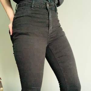 Tajta svarta suuupermjuka jeans! Nästan så att det måste vara jeggings.. storleken är M men jag har S och de sitter fantastiskt, massa stretch så kan tänka mig att de kan passa XS-M