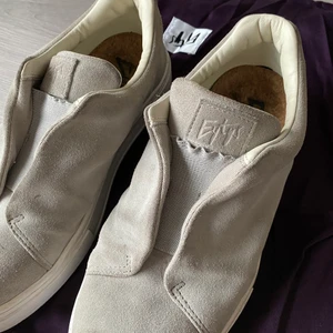 Eytys grå mocka  - ‼️Intressekoll‼️ Funderar på att sälja mina Doja S-O sneakers från eytys i grå mocka storlek 40. Nypris ligger på 1800. Skriv till mig om ni har ett bud 