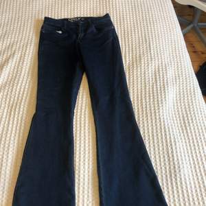 Ett par jättefina blåa jeans med utsvängda ben. Anvönda ett fåtal gånger men i bra skick. Högmidjade. Köpare betalar frakt.