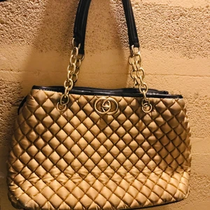 Handväska - En guld/svart handväska stor och rymlig. Tre stora fack inuti och fyra små inuti.  Endast använd ett fåtal gånger. Skickar endast📬 Endast swish💸