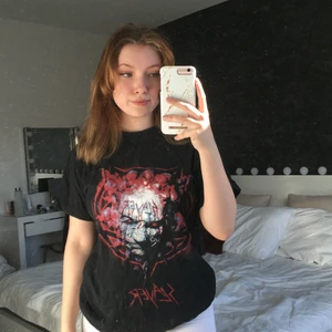 Slayer merch  - Bandtröja med Slayer, storlek XS men passar S🤍 Fint skick! Då jag har bytt stil så kommer ej denna komma till någon användning här hemma🤍