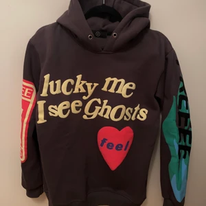 Lucky Me I See Ghosts - Säljer denna jätteballa hoodie, nästintill aldrig använd. Ej äkta 🤍 350 kr + frakt