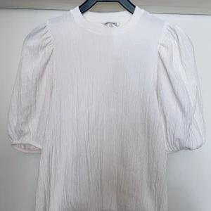 Vit blus från Monki  - En fin vit blus från Monki, härlig att ha på sommaren!☀️