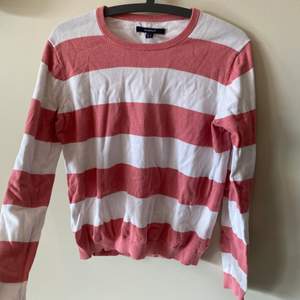 långärmad tröja från Gant, rosa vit. Säljer för 70kr och köparen står för frakten. Passar S/M är lite mindre i storleken.